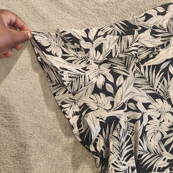 Lane Bryant Black White Floral Swing V Neck Ruffle Short Sleeve Blouse Size 24 - Picture 4 of 11